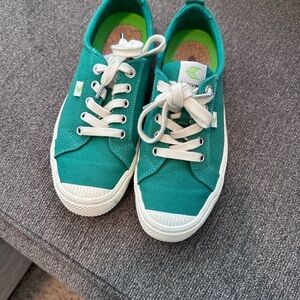 Cariuma Green Canvas Sneakers